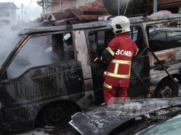 Sebuah van musnah 100 peratus dalam kebakaran di hadapan Sekolah Tinggi Perempuan Melaka di Durian Daun awal pagi tadi.
