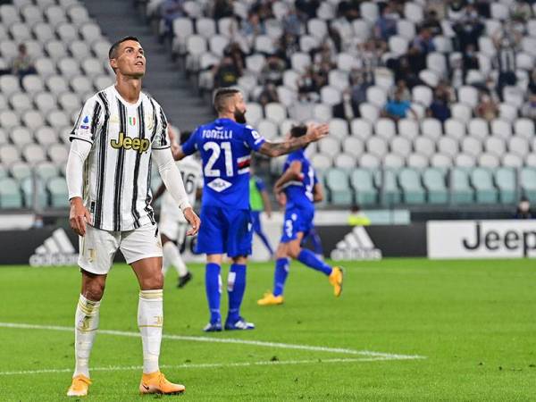 Aksi Ronaldo (kanan) ketika pertemuan Juventus menentang Sampdoria pada perlawanan Serie A di Turin.