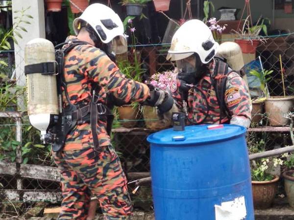 Pasukan bomba sedang menangani tumpahan bahan kimia di Kampung Fikri, Kemaman, di sini semalam. - Foto ihsan bomba