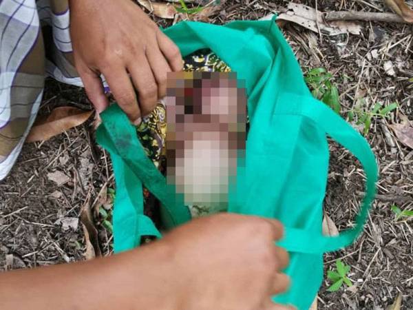 Seorang bayi perempuan yang baru lahir ditemui di tepi jalan berhampiran Balai Raya Kampung Tenglu Laut, Mersing, hari ini.