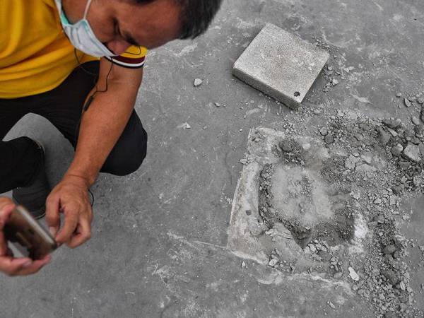 Plak tersebut hilang sehari selepas ia dipasang di kawasan berhampiran Istana Besar di Bangkok semalam. - Foto: AFP