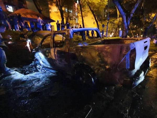 Kenderaan mangsa ditemui dalam keadaan terbakar di Damansara, Petaling Jaya semalam.