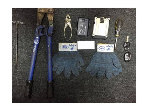 Antara peralatan yang dirampas daripada dua suspek pecah rumah di Taman Bukit Indah, Iskandar Puteri kelmarin.