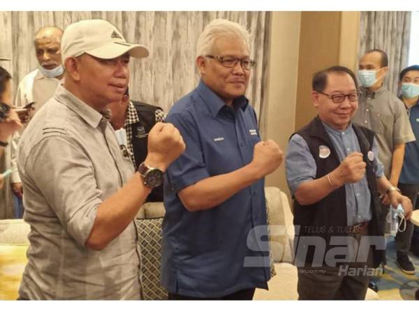 Hamzah (tengah) bersama Jahid (kiri) dan Jeffrey selepas sidang akhbar hari ini.