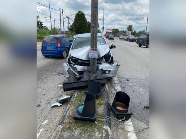 Kereta dinaiki mangsa bersama rakan dipercayai hilang kawalan sebelum terbabas menyebabkan pemandu maut di Sungkai semalam - Foto Ihsan PDRM