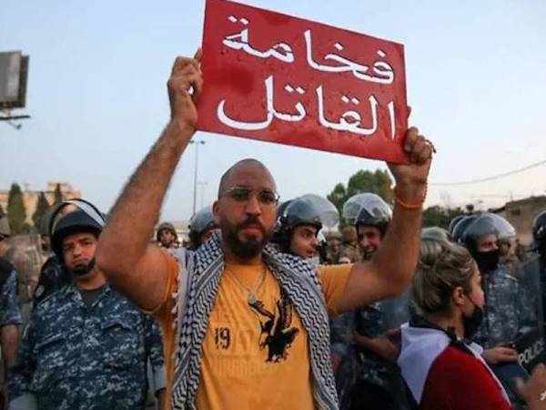 Gambar fail menunjukkan para penunjuk perasaan berhimpun dan mendakwa tidak ada perkembangan terbaharu dalam siasatan kes kejadian letupan besar di pelabuhan Beirut. - Foto AFP