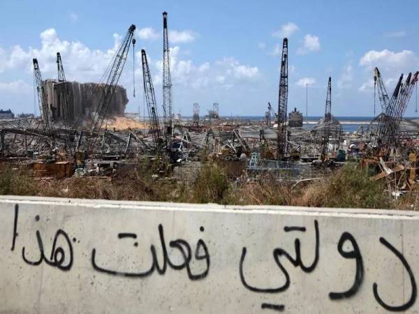 Tulisan berbahasa Arab diconteng pada dinding yang terletak dekat kawasan yang terjejas akibat letupan besar di pelabuhan Beirut pada Ogos lalu. - Foto AF