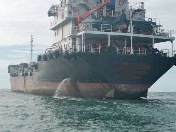 APMM Johor menahan sebuah kapal muatan minyak mentah dari Singapura kira-kira 4.5 batu nautika tenggara Tanjung Piai, Pontian semalam.