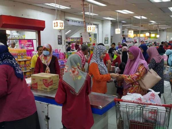 Orang ramai disarankan supaya mengutamakan produk Malaysia dalam setiap pembelian.