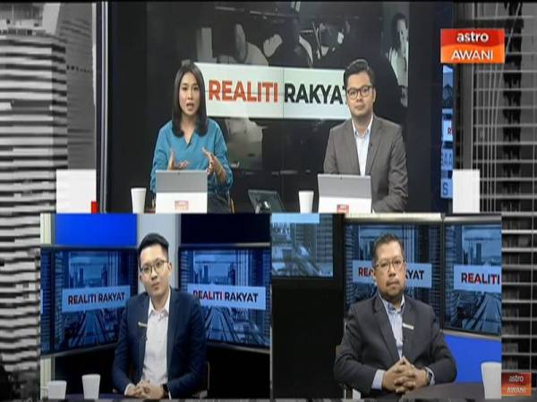 Alvin Ooi (depan, kiri) berbincang mengenai perkembangan E-Pelancongan di Malaysia dalam salah satu rancangan Astro Awani.