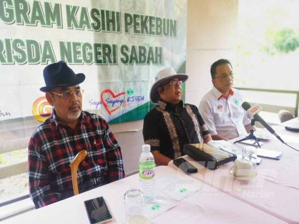 (Dari kiri) Tajuddin, Dr Abd Latiff dan Mohd Salim membuat kenyataan bersama menyokong kerajaan pimpinan Muhyiddin Yassin pada Program Kopi-Kopi dan Kasihi Pekebun Bersama Menteri KPLB di Kampung Lohan, Ranau.