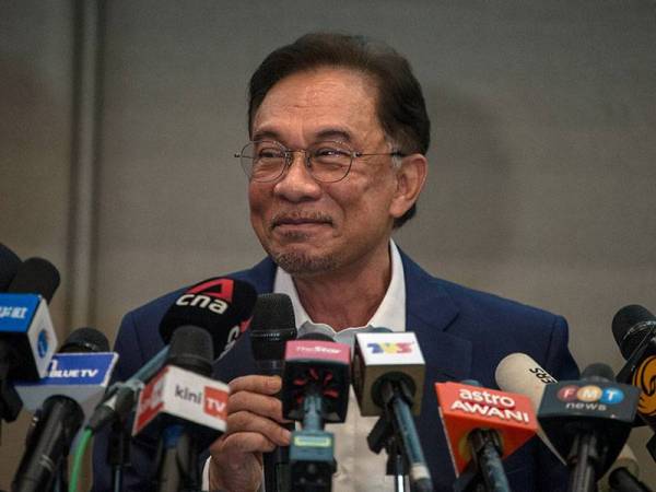 Presiden Parti Keadilan Rakyat (PKR) Datuk Seri Anwar Ibrahim pada sidang media semalam. -Foto Bernama