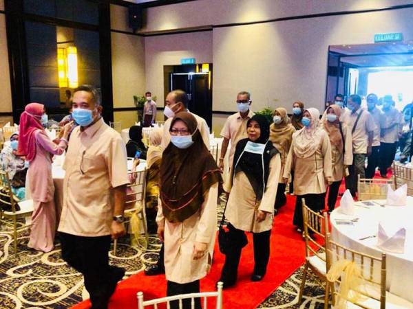 Barisan 37 daripada 39 pesara MPK yang diraikan pada Majlis Persaraan Warga Kerja MPK hari ini.