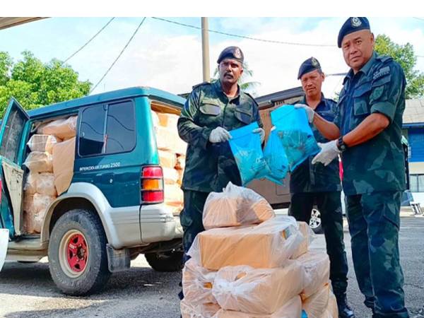 Azhari (kanan) bersama pegawainya menunjukkan sebahagian daripada ayam sejuk beku yang berjaya dirampas PGA Batalion 7.