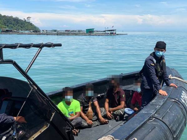 Sebahagian warga asing yang ditahan APMM Perak dalam Ops Khas di perairan Pangkor semalam.