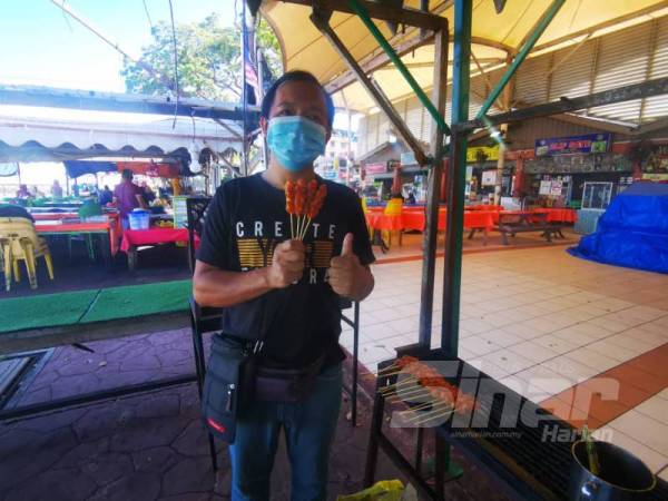 Rukizam menunjukkan sate Sipitang yang menjadi antara hidangan tersohor di Sipitang.