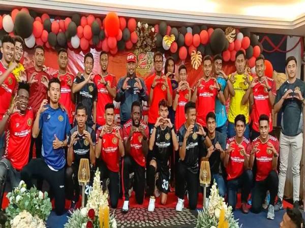 Barisan pemain TRW Kelantan FC menggayakan jersi baharu untuk baki saingan Liga Malaysia (Liga M) musim ini.