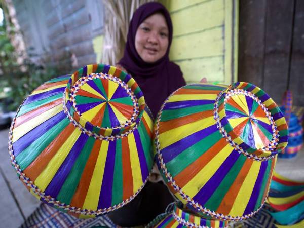 Pembuat Tudung Duang, Muarini Horon menunjukkan 'Tudung Duang' yang telah siap. Foto Bernama