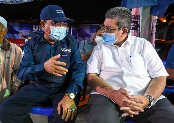 Menteri Komunikasi dan Multimedia Datuk Saifuddin Abdullah (kanan) bersama calon Perikatan Nasional N23 Petagas Datuk Seri Arsit Sedi pada Majlis Ramah Mesra pada kempen Pilihan Raya Negeri Sabah di Dewan Terbuka Kampung Ulu Putatan semalam. -Foto Bernama