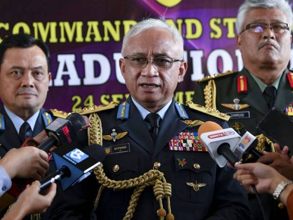 Panglima Angkatan Tentera, Jeneral Tan Sri Affendi Buang pada temu bual bersama para pengamal media selepas majlis Graduasi dan Penyampaian Diploma Kursus Pemerintahan dan Staf Malaysia (KPSM) siri 49/2020 di Pusat Pengajian Pertahanan Nasional (Puspahanas) di Putrajaya hari ini.
Turut hadir, Panglima Tentera Darat Jeneral Tan Sri Zamrose Mohd Zain (kanan) dan Panglima Tentera Udara Jeneral Tan Sri Ackbal Abdul Samad (kiri). Foto Bernama