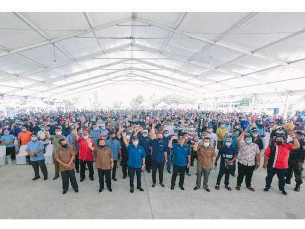 Muhyiddin bersama penduduk Beluran yang menghadiri program ramah mesra bersamanya semalam.