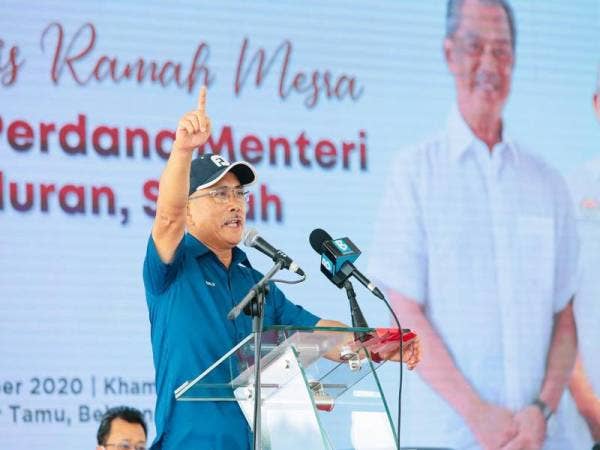 Ronald ketika berucap pada Program Ramah Mesra YAB Perdana Menteri di tapak pasar tamu Pekan Beluran semalam.