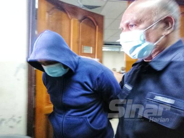 Tertuduh Shaikhul Athar Abdullah mengaku tidak bersalah dan minta dibicarakan atas dua pertuduhan bersetuju dan menerima rasuah RM8,000.