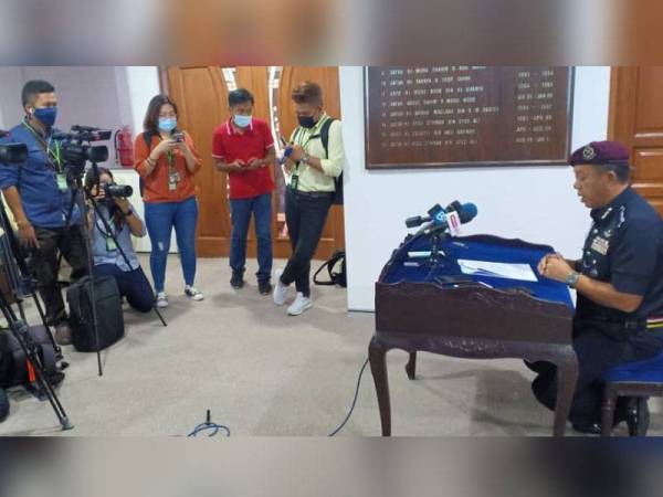 Hazani (kanan) bercakap kepada pemberita pada sidang media berkaitan Pilihan Raya Negeri (PRN) Sabah di pejabatnya pagi tadi.