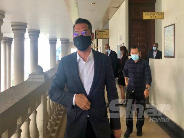 Azwanddin hadir di Mahkamah Tinggi Kuala Lumpur hari ini bagi prosiding pendengaran permohonan komital yang difailkan di terhadapnya.