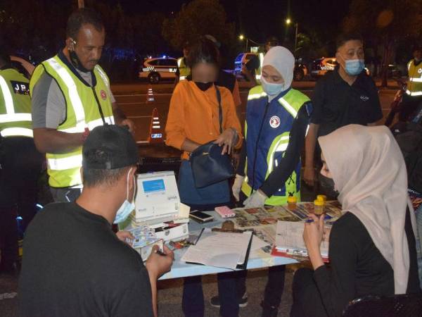Seorang wanita berusia 23 tahun turut ditahan kerana positif dadah.