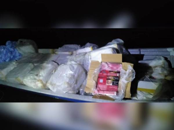 Bot bersama rokok seludup yang dirampas selepas cuba diseludup masuk melalui muara Kuala Kuantan di sini, awal pagi tadi.