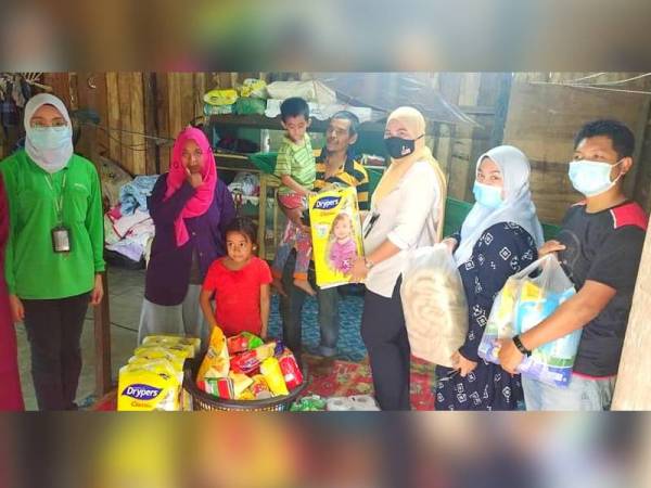 Keluarga Wan Sharifah menerima kunjungan dan sumbangan daripada Kelab Sukarelawan Prihatin Kelantan (Volunteer i-Care) dan Pasaraya Econsave di rumah sewanya di Kampung Permatang Gading, Bukit Abal, Pasir Puteh.