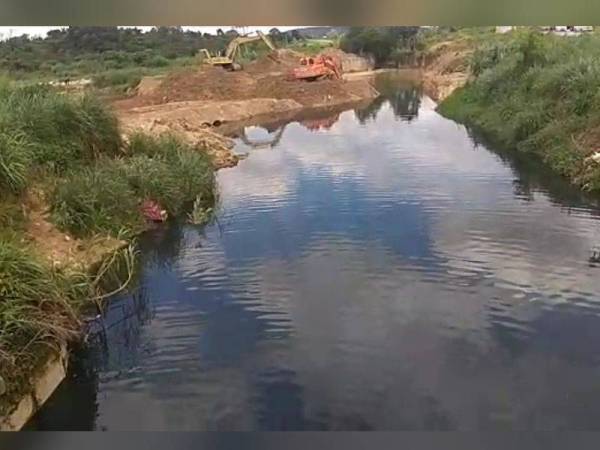 Air Sungai Gong di Rawang kelihatan berwarna hitam yang dilaporkan JPS Gombak 19 September lalu.
