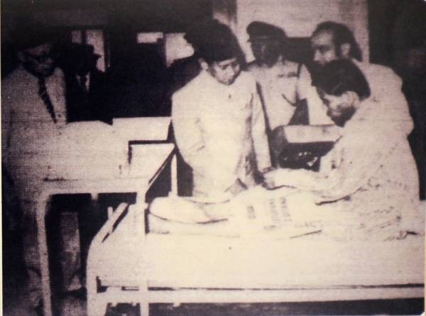 
Yang di-Pertuan Agong, Almarhum Sultan Abdul Halim Mu’adzam Shah berkenan menziarahi anggota yang cedera dalam tragedi berdarah itu.