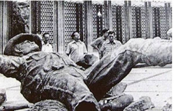 Keadaan tugu negara selepas diletupkan oleh pengganas komunis. Foto sumber internet