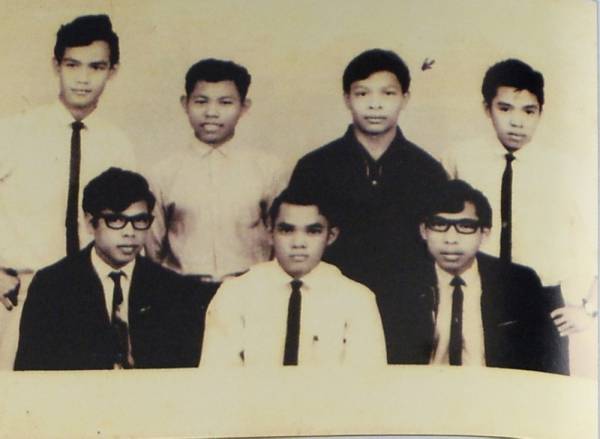 
Allahyarham Yusof (berdiri dua dari kiri) terkorban dalam peristiwa itu.