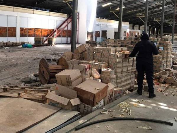 Pemeriksaan ke atas kilang melebur aluminium di Jalan Stesen Rasa, Hulu Selangor oleh penguat kuasa MDHS semalam.