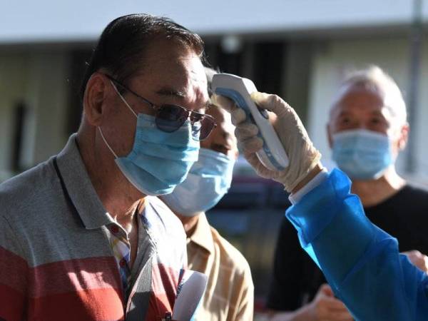 Penduduk mula beratur dan menunggu giliran untuk membuang undi pada Pilihan Raya Negeri (PRN) Sabah di Sekolah Kebangsaan Sacred Heart hari ini. Foto Bernama