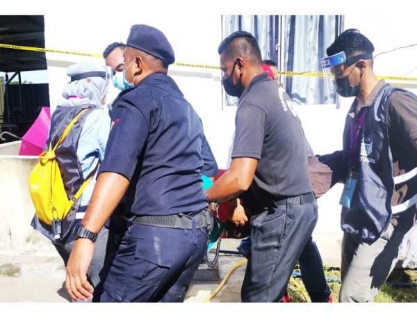 Seorang wanita berusia 50-an tiba-tiba pengsan ketika sedang menunggu giliran untuk proses pengundian di Sekolah Kebangsaan Kampung Brunei, Membakut, Beaufort pagi tadi.