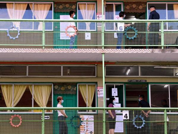 Penduduk menunaikan tanggungjawab mengundi bagi Pilihan Raya Negeri (PRN) Sabah ke-16 di Sekolah Kebangsaan Sacred Heart hari ini.