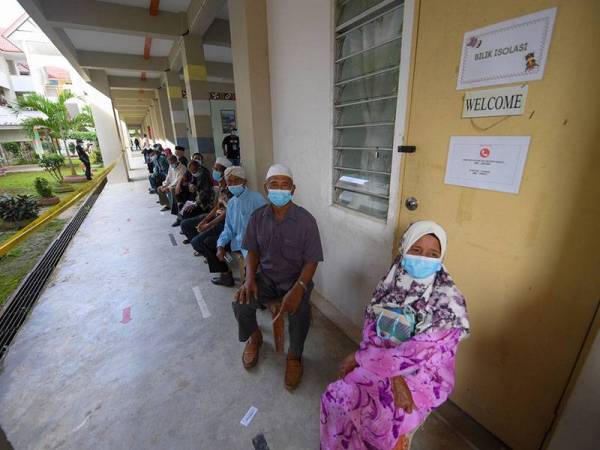 Pengundi warga emas menunggu giliran untuk mengundi pada Pilihan Raya Negeri Sabah ke-16 di Sekolah Kebangsaan Serusup hari ini.