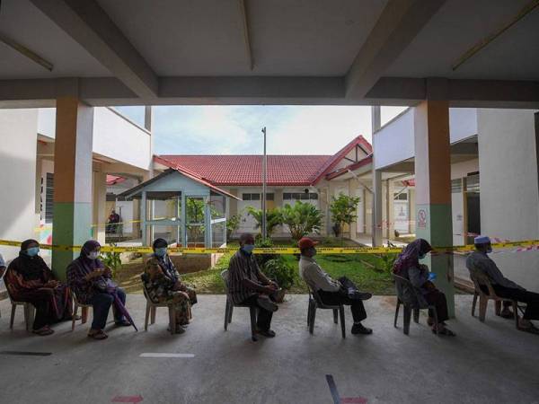 Pengundi warga emas menunggu giliran untuk mengundi pada Pilihan Raya Negeri Sabah ke-16 di Sekolah Kebangsaan Serusup hari ini.