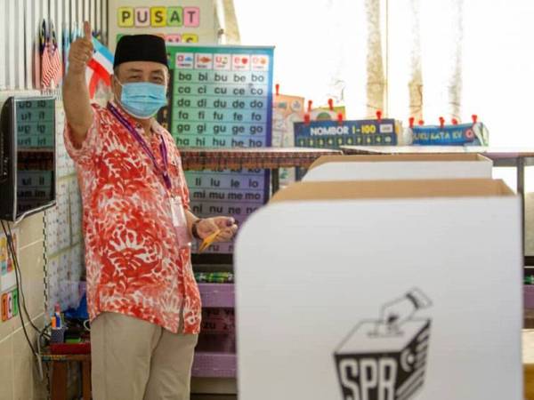 Hajiji Noor yang membuang undi pada jam 10 pagi mengundi di Sekolah Kebangsaan (SK) Serusup Tuaran.