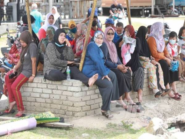 Ahli keluarga mangsa berada kawasan jeti nelayan menunggu perkembangan semasa operasi mencari dan menyelamat (SAR) seorang lelaki yang jatuh di Sungai Pahang dekat Kampung Marhum.