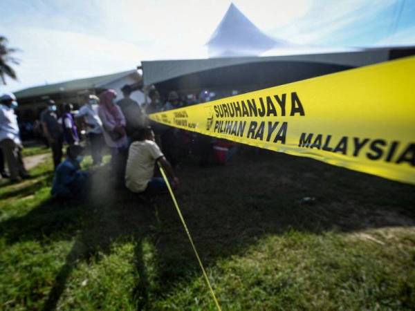 Pengundi menunggu giliran untuk mengundi pada Pilihan Raya Negeri Sabah ke-16 di Sekolah Kebangsaan Pulau Gaya hari ini. -Foto Bernama