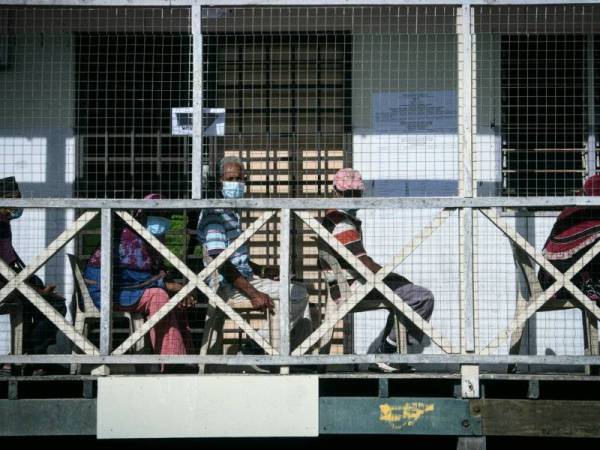 Pengundi menunggu giliran untuk mengundi pada Pilihan Raya Negeri Sabah ke-16 di Sekolah Kebangsaan Pulau Gaya hari ini. -Foto Bernama