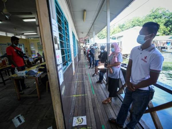 Pengundi menunggu giliran untuk mengundi pada Pilihan Raya Negeri Sabah ke-16 di Sekolah Kebangsaan Pulau Gaya hari ini. - Foto Bernama
