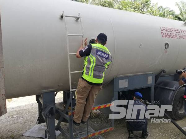 Sebuah lori tangki yang diguna untuk memindahkan gas LPG bersubsidi dirampas dalam serbuan di sebuah stor haram di Jalan Sukepi, Kampung Jenjarom, hari ini.