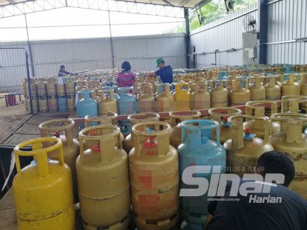 Ribuan tong gas LPG bersubsidi dirampas KPDNHEP Selangor dalam serbuan di sebuah stor di Jalan Sukepi, Kampung Jenjarom hari ini.