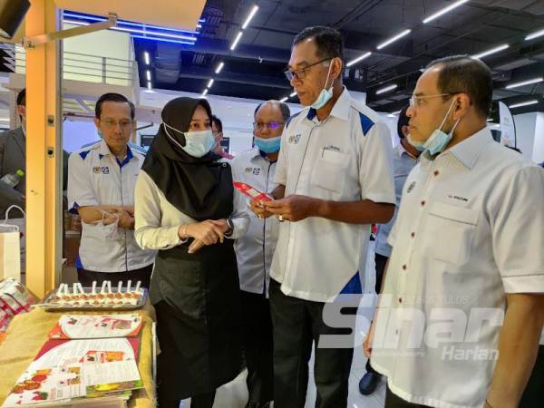 Rosol (tengah) meninjau produk PKS yang menyertai Program Jualan Malaysia dan Kempen Beli Barangan Malaysia di KTCC Mall hari ini.